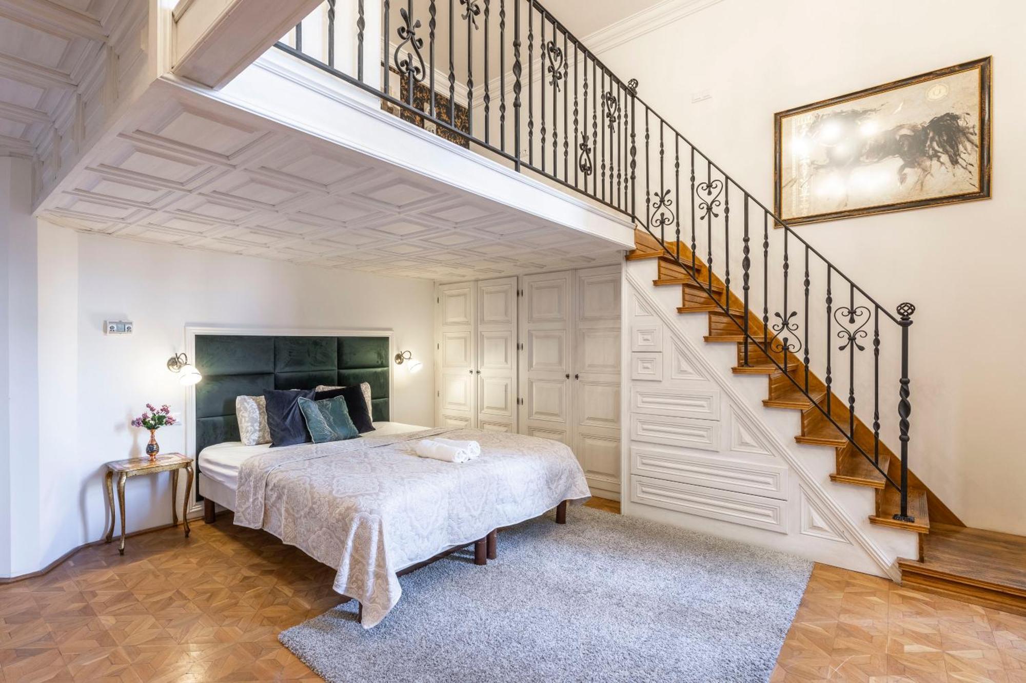 Classy Quentin Dream In The Heart Of * Budapest